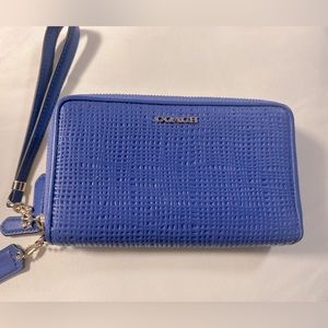 Beautiful Coach wristlet - Blue